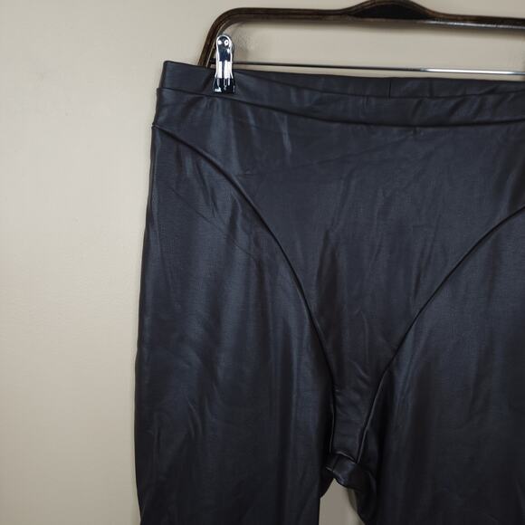 SKIMS FAUX LEATHER SEAMED BOOT CUT PANT IN SOOT SIZE 4X - Picture 4 of 8